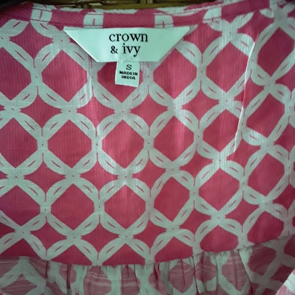 SOLD!!🥳3/$25 Crown & Ivy top size small - Picture 3 of 6